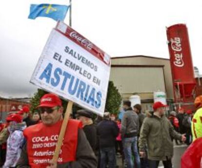 Trabajadores de Coca-Cola de la planta de Colloto en Asturias, en una marcha de protesta por el cierre.