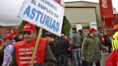 Trabajadores de Coca-Cola de la planta de Colloto en Asturias, en una marcha de protesta por el cierre.