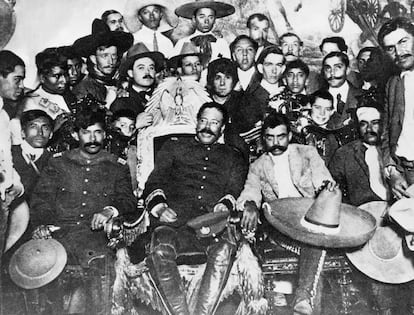 Pancho Villa y Emiliano Zapata en el Palacio Presidencial de México en 1914.
