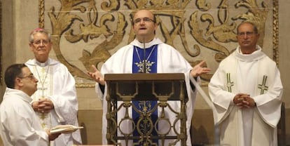 José Ignacio Munilla celebra misa el pasado verano en San Sebastián. 