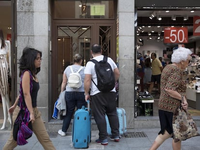 Una pareja entra en un piso turístico, en el centro de Madrid.