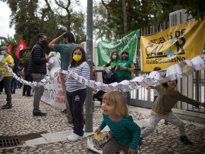 Concentración de familias que han rodeado con una cadena simbólica el Parlamento andaluz este jueves en Sevilla.