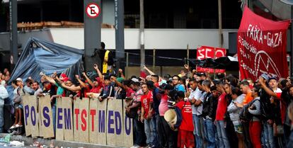 Manifestantes do MTST na av. Paulista.