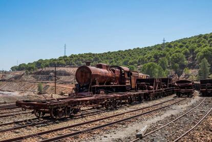 Una locomotora de vapor oxidada permanece varada en la antigua estación de ferrocarril de Riotinto (Huelva).