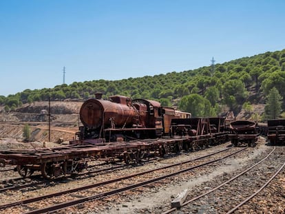 Una locomotora de vapor oxidada permanece varada en la antigua estación de ferrocarril de Riotinto (Huelva).