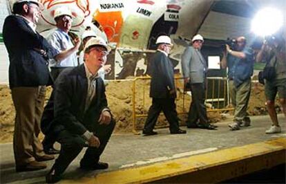 Alberto Ruiz-Gallardón, agachado delante del consejero Francisco Granados, visita las obras de mejora de la línea 3 del metro.
/ BERNARDO PÉREZ