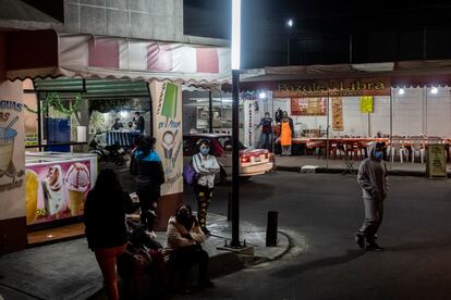 Vecinos reunidos en una calle de la colonia Tepalcates en Iztapalapa.