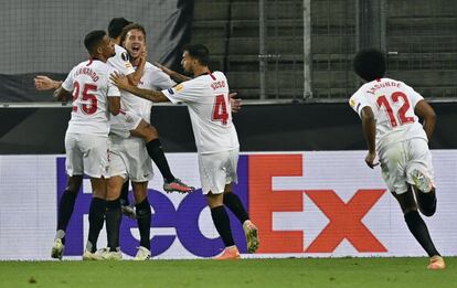 Jugadores del Sevilla celebran el gol del empate.