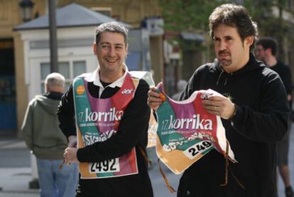 Pello Urizar (derecha) y Oskar Matute, portavoces de Bildu, ayer en San Sebastián.