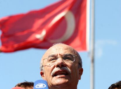 El fiscal jefe de Estambul, Aykut Cengiz Engin, explica ayer a la prensa los pormenores del caso.