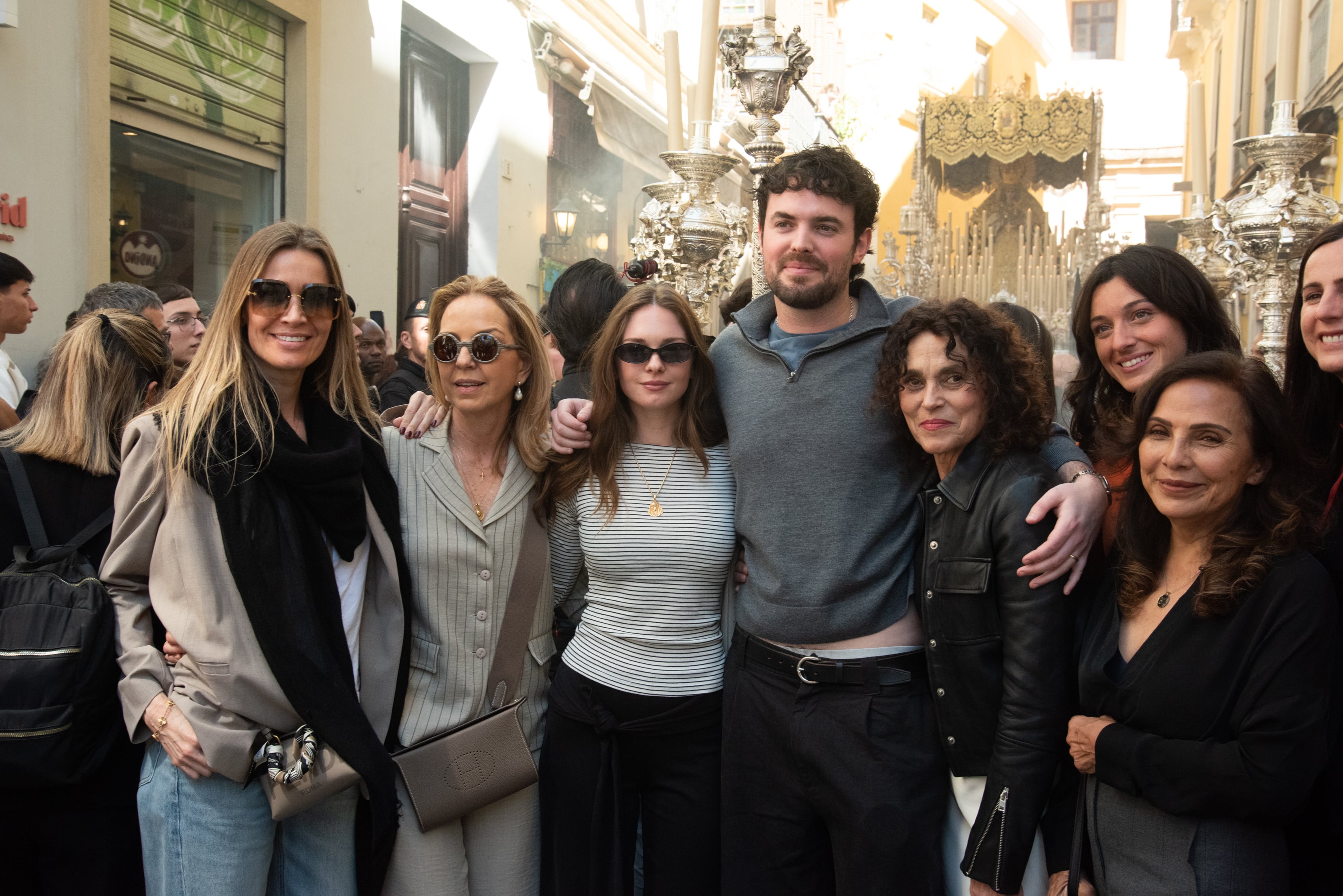 Stella Banderas y su marido regresan a España tras su boda para acompañar a Antonio Banderas en la Semana Santa de Málaga