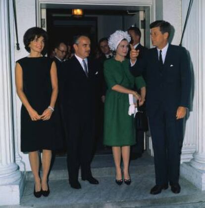 Grace Kelly, con un traje verde de Givenchy, con Rainiero en una visita a EE UU con el presidente Kennedy y Jackie.