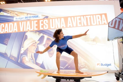 El estand de Avis Budget, agencia ‘low cost’ de alquiler de vehículos, ha apostado por el surf como reclamo en Fitur. De hecho, organizan un concurso en un simulador virtual de surf durante toda la feria. El participante que mejor puntuación consiga negociando las olas ganará un viaje por el norte de España. ¡Suerte y a surfear!