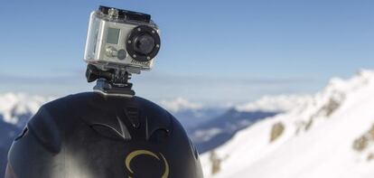 Una cámara GoPro en el casco de un esquiador, en Meribel, en los Alpes franceses.