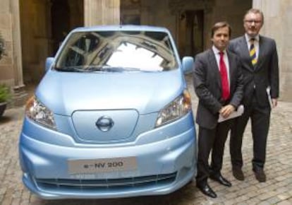 El director general de flotas y vehículos comerciales de Nissan Europa, Jordi Vila (i) y el nuevo consejero director de Nissan Iberia, Raoul Picello, posan ante la versión eléctrica del nuevo modelo de taxi propuesto por la compañía, la e-NV200, que se fabricará en la Zona Franca de Barcelona. EFE/Archivo