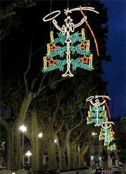 Luces navideñas en el mes de mayo en las calles de Figueres