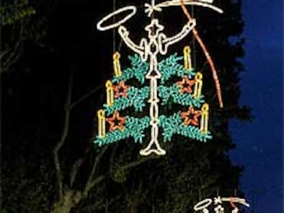 Luces navideñas en el mes de mayo en las calles de Figueres