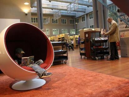 Sala de lectura de la biblioteca de la Ciudad del Arte y el Diseño de Helsinki.