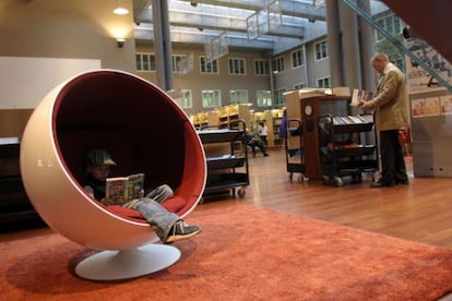 Sala de lectura de la biblioteca de la Ciudad del Arte y el Diseño de Helsinki.