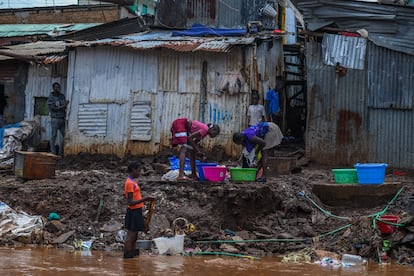 Vecinos del barrio de Mathare, en Nairobi, inundado por las fuertes lluvias, el 25 de abril de 2024. 