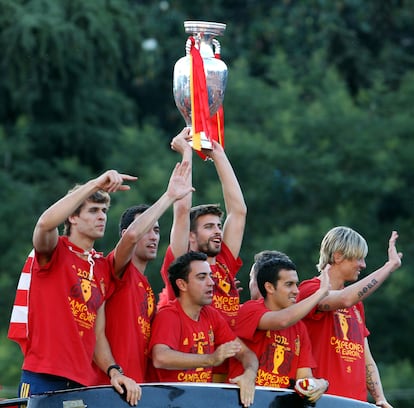 De izquierda a derecha, Llorente, Busquets, Xavi, Piqué, Pedrito, y Fernando Torres, jugadores de la selección española de fútbol campeona de la Eurocopa 2012, celebran con la afición en la Cibeles la consecución del segundo trofeo europeo consecutivo, tras el de 2008.