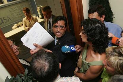 Miguel Barranca y los diputados socialistas, durante la discusión a la puerta de Ciegsa.