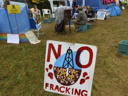 Protestas cerca de las instalaciones de la empresa Cuadrilla, en Lancashire, este verano.