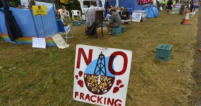 Protestas cerca de las instalaciones de la empresa Cuadrilla, en Lancashire, este verano.