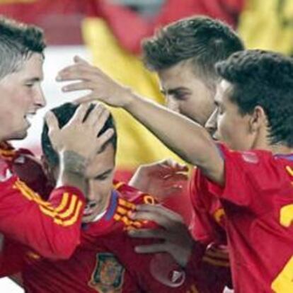 El jugador de la selección española, Pedro Rodriguez (3i), es felicitado por sus compañeros tras conseguir el sexto gol del combinado español, durante el encuentro amistoso que les ha enfrentado esta noche a la selección de Polonia en el estadio Nueva Condomina de Murcia, último partido de preparación del equipo español antes de viajar a Sudáfrica.