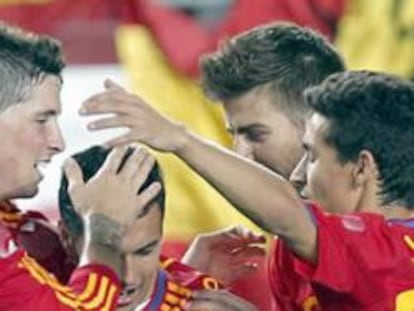 El jugador de la selección española, Pedro Rodriguez (3i), es felicitado por sus compañeros tras conseguir el sexto gol del combinado español, durante el encuentro amistoso que les ha enfrentado esta noche a la selección de Polonia en el estadio Nueva Condomina de Murcia, último partido de preparación del equipo español antes de viajar a Sudáfrica.