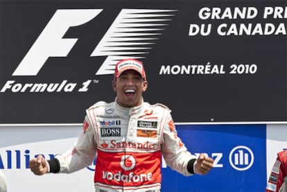 Lewis Hamilton celebra en el podio su victoria en el GP de Canadá