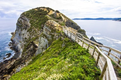 Las Rías Baixas y Altas se han ganado el favor del público que visita Galicia. Uno de los secretos mejor guardados por los autóctonos, sin embargo, es la costa de Lugo (salvo la playa de las Catedrales, gran reclamo turístico). Sus paisajes brumosos, verdes y azules, invitan a imaginar meigas detrás de los árboles de cualquier aldea. Sus acantilados (en la foto, Punta Socastro, en O Vicedo) y el rugir del mar en este punto, tan poco visitado, son un pasaporte al deleite y el descanso. Las playas de Xuncos y de San Román son parada obligatoria. La playa de Abrela invita, además, a conocer la Cueva de la Doncella, un enclave natural fascinante. Por estas zonas se pueden encontrar chiringuitos y restaurantes pequeños y familiares a buen precio y con raciones exquisitas.