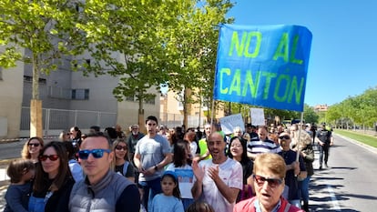 Vecinos del Ensanche de Carabanchel durante una manifestación este domingo contra el cantón ubicado junto al centro comercial Islazul, en calle Treseta 39.