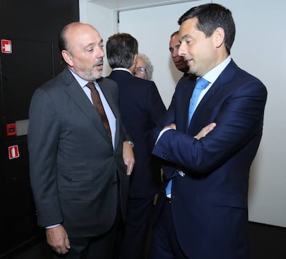 Javier Monzón (a la izquierda), presidente de PRISA, conversa con Alejandro Martínez Peón, consejero delegado de PRISA Noticias, durante la ceremonia.