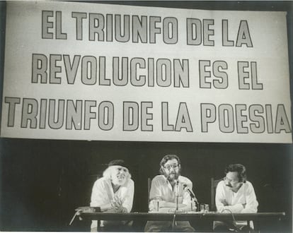 Ernesto Cardenal comparece con el escritor Julio Cortázar.