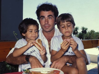 El torero Francisco Rivera 'Paquirri', con sus hijos Francisco y Cayetano en 1980. 