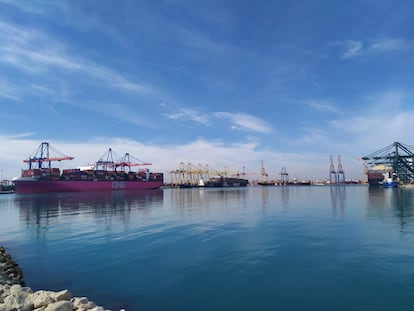 Al fondo, las grúas del puerto de Valencia.