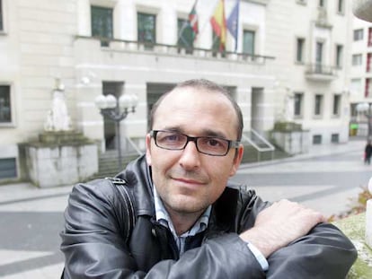 Carlos Romera, responsable de mediación del Juzgado de Barakaldo, posa ante la sede del Tribunal Superior de Justicia.