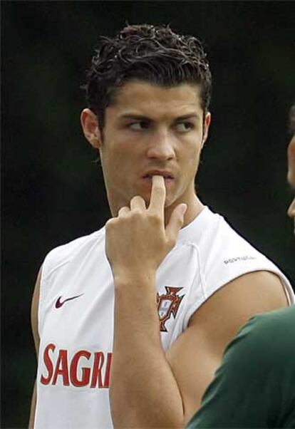 Cristiano Ronaldo escucha a su seleccionador, Scolari.