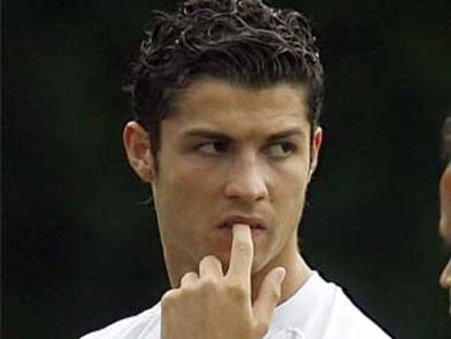 Cristiano Ronaldo escucha a su seleccionador, Scolari.