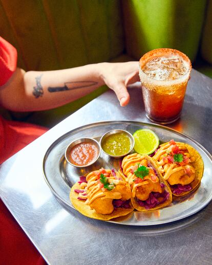 Tacos Baja y michelada.