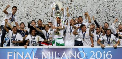 Los jugadores del Real Madrid celebran la victoria en la final de Milán de la Liga de Campeones disputada en el estadio de San Siro, en Milán (Italia), contra el Atlético de Madrid, el 28 de mayo de 2016.