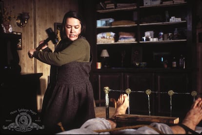 Kathy Bates, en la adaptación cinematográfica de la novela 'Misery', en la que una mujer secuestra a su escritor favorito.