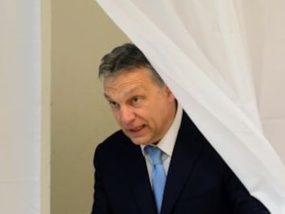 Viktor Orbán, en un colegio electoral de Budapest.