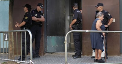 Agentes de la polic&iacute;a custodian el edificio de Sevilla que fue desalojado, en la madrugada del jueves, donde viv&iacute;an cinco familias.