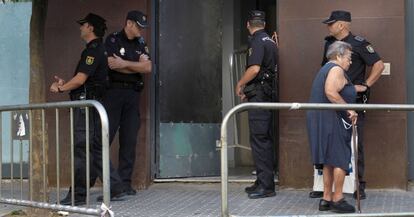 Agentes de la policía custodian el edificio de Sevilla que fue desalojado, en la madrugada del jueves, donde vivían cinco familias.