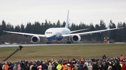 Momento del despegue del primer vuelo de pruebas del B-787 <i>Dreamliner</i> en el aeropuerto de Everett el pasado 15 de diciembre.