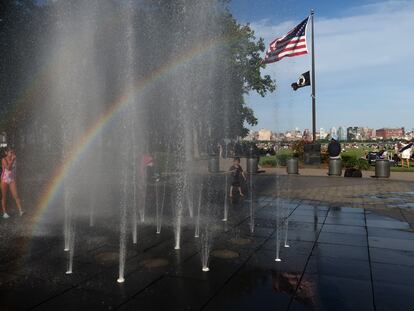 Niños juegan en una fuente en Hoboken, Nueva Jersey, en 2024.