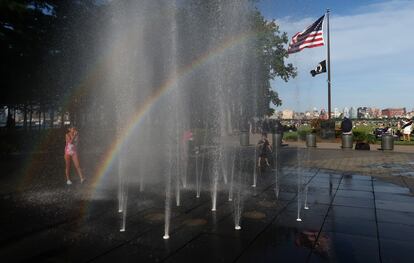 Niños juegan en una fuente en Hoboken, Nueva Jersey, en 2024.