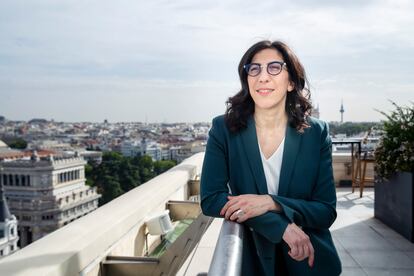 Rima Abdul Malak, ministra de Cultura francesa, este lunes en la terraza del Círculo de Bellas Artes de Madrid.
